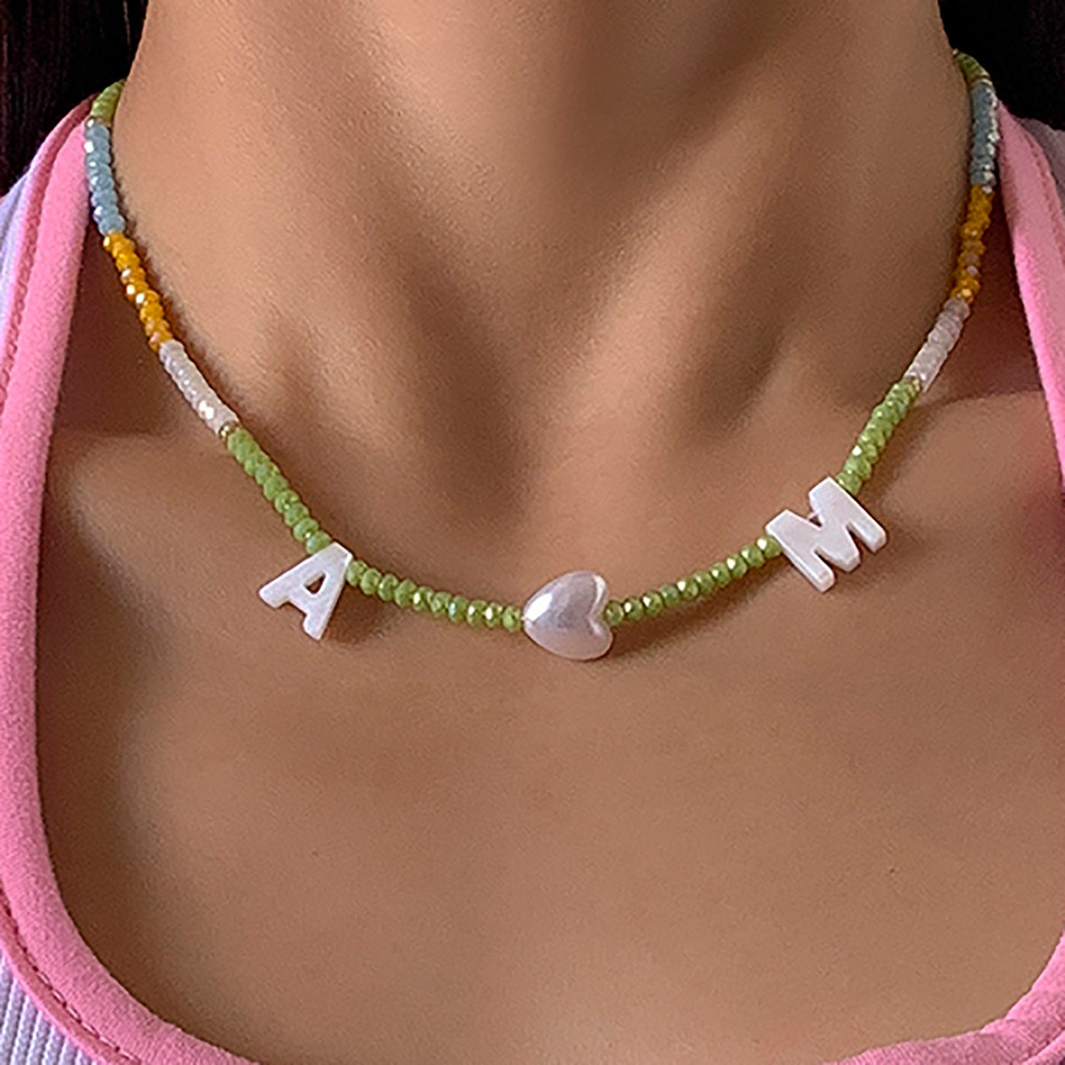 Collar colgante con dije de letra geométrica minimalista con cuentas de perlas de imitación y cadena de bola redonda para mujer