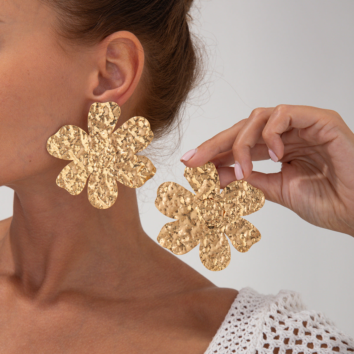 Collana con pendente in metallo liquido esagerato, floreale e geometrico, per donna, con texture martellata e finitura galvanica