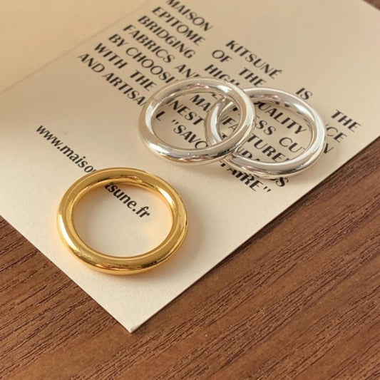 Anillo minimalista de plata de ley 925 pulida con diseño geométrico redondo de línea