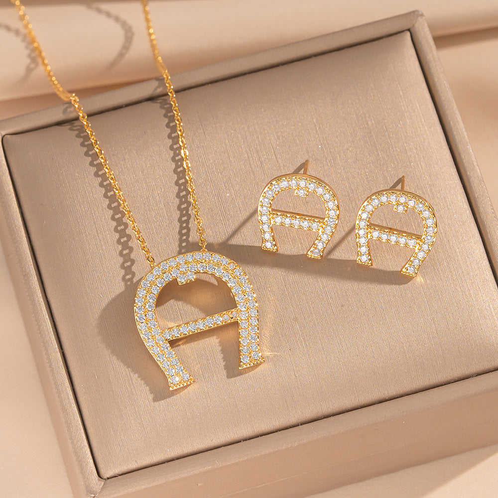 Elegante Set Collana con Pendente a Ferro di Cavallo a U in Rame Ecologico con Intarsio di Strass e Placcatura in Oro per Donna