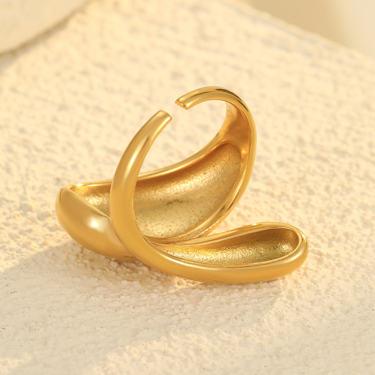 Anillo abierto ajustable de acero inoxidable con diseño geométrico minimalista y acabado pulido para mujer