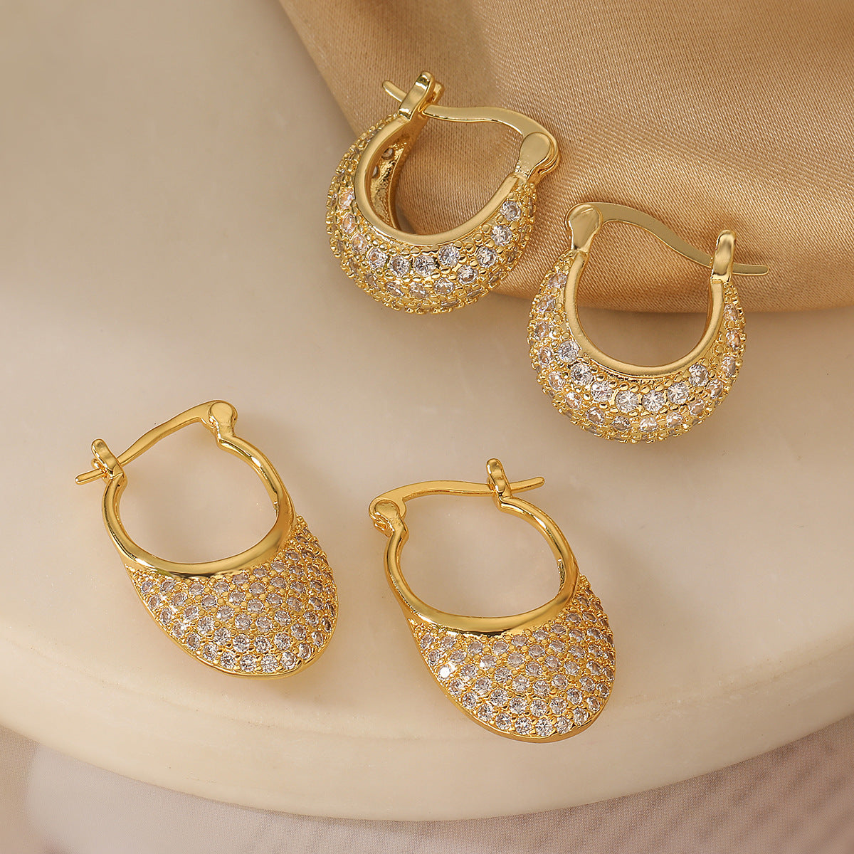 Orecchini a Cerchio Geometrici Minimalisti da Donna Realizzati in Ottone con Placcatura in Oro 18K e Intarsio di Zirconi