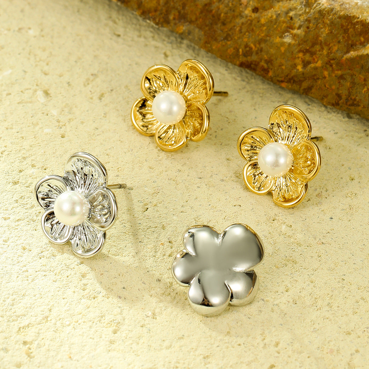Eleganti orecchini in acciaio al titanio a forma di fiore con intarsio di perle da donna, accessorio di moda elettroplaccato