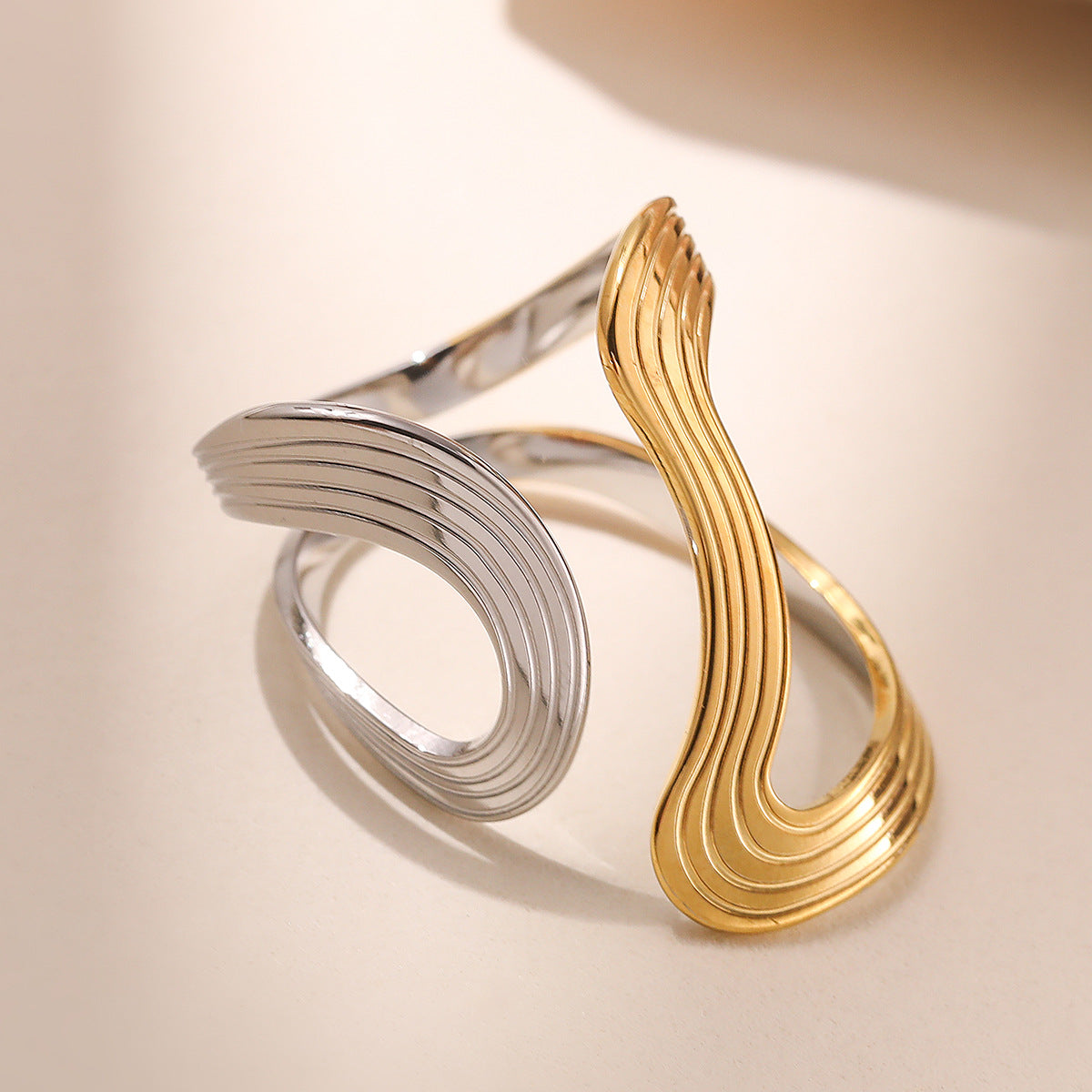 Anello Aperto Minimalista Geometrico in Acciaio Inossidabile da Donna con Dettagli Micro-Pavé e Design Irregolare