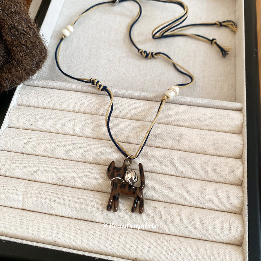 Collana con Ciondolo in Resina a Forma di Gatto Leggero Lusso con Dettaglio Intrecciato a Mano per Donna, Catena Casual Minimalista per Maglione