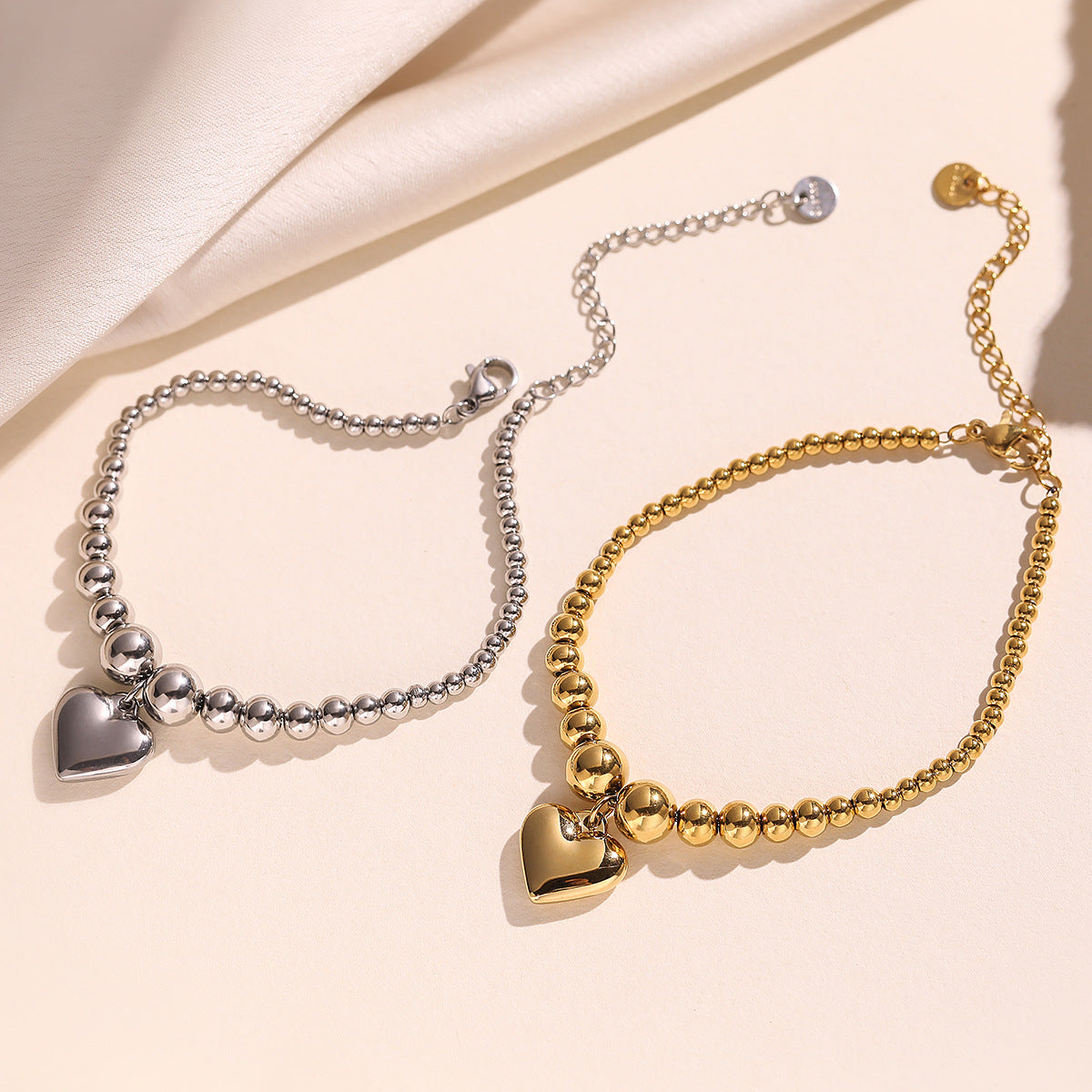 Pulsera minimalista de acero inoxidable con forma de corazón y acabado chapado para mujer