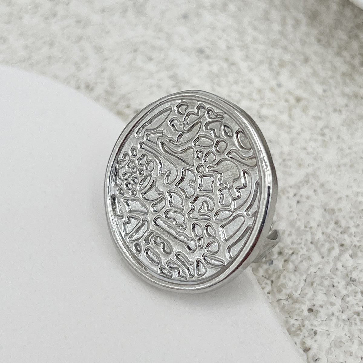 Anello da donna minimalista geometrico testurizzato in lega con design floreale e finitura martellata