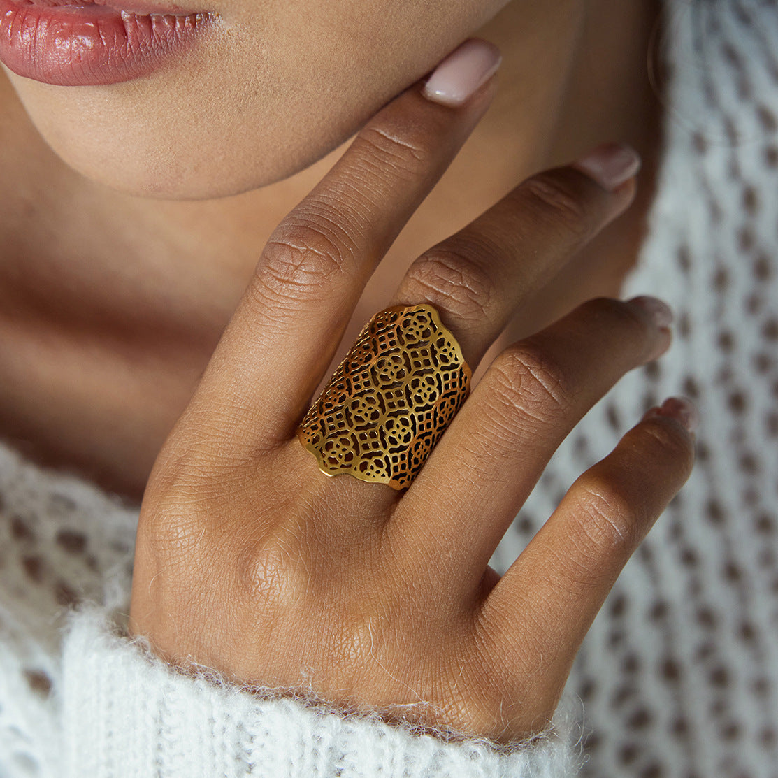 Anillo de banda ancha hueca geométrica de estilo bohemio de acero de titanio con acabado chapado para mujer