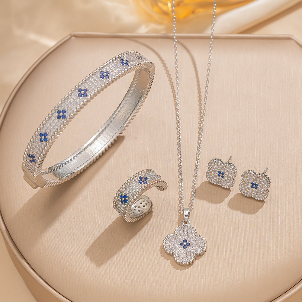 Elegante Set di Lusso: Orecchini, Collana e Anello in Rame Placcato Oro con Zirconi a Cuore Incastonati, con Catena a O, per Donne