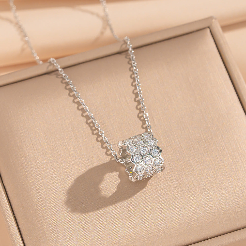 Light Luxury Star-Shaped Pendant Necklace for Women with 18K Gold Plated Copper and Titanium Steel O-Chain