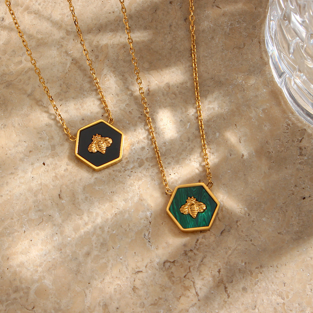 Collana con pendente a forma di ape geometrica alla moda in acciaio inossidabile con finitura placcata da donna
