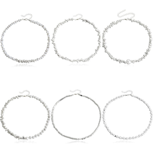 Collana con ciondolo geometrico minimalista da donna, catena in lega con finitura placcata e accento a cuore