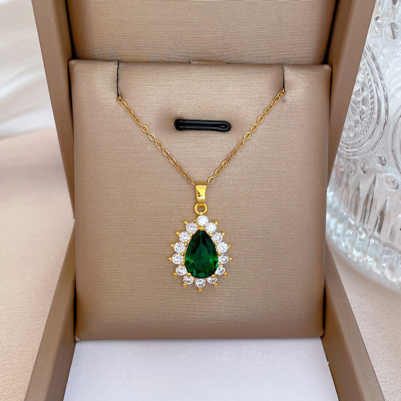 Elegante Collana con Ciondolo Geometrico in Acciaio al Titanio per Donne con Intarsio di Strass e Catena a O Regolabile