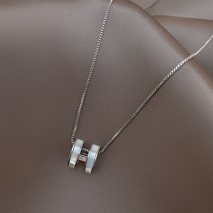 Collana pendente con iniziale H minimalista da donna in acciaio al titanio con intarsio di strass su catena a maglia.