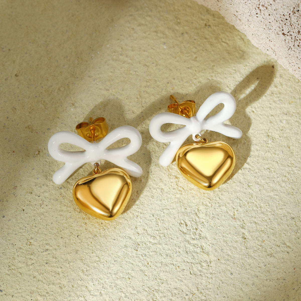 Orecchini da donna alla moda in acciaio inossidabile con fiocco e a forma di cuore, placcati in oro 18 carati e finitura smaltata