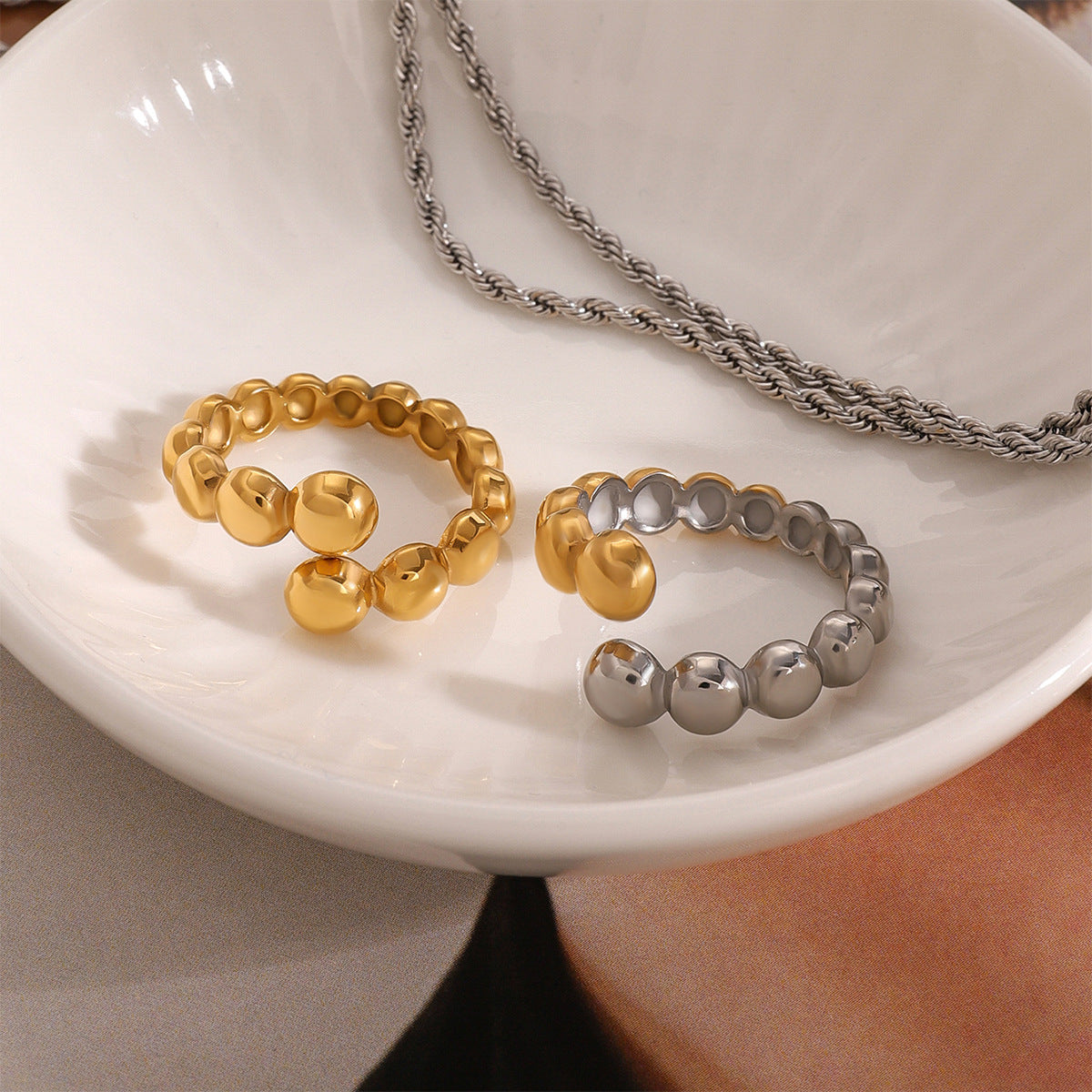 Anello aperto in acciaio inossidabile placcato oro 18 carati con forme geometriche e dal design minimalista, da donna