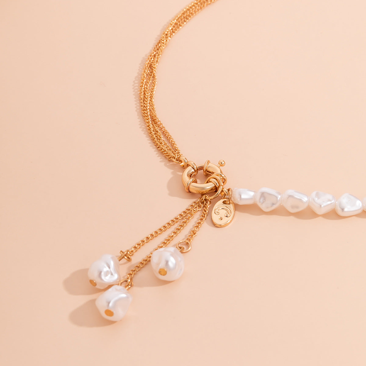 Collar de resina geométrico asimétrico minimalista con colgante, perlas de imitación colgantes y cadena fina chapada para mujer