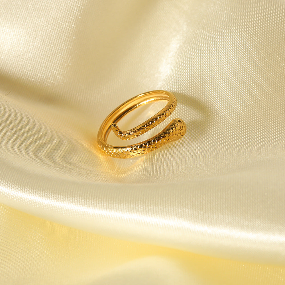 Anello aperto regolabile da donna in acciaio inossidabile placcato oro 18 carati con motivo a serpente testurizzato e cavo