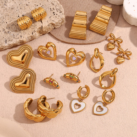 Pendientes de tuerca de acero inoxidable con diseño geométrico calado de inspiración vintage, chapados en oro de 18 quilates y con detalle de corazón