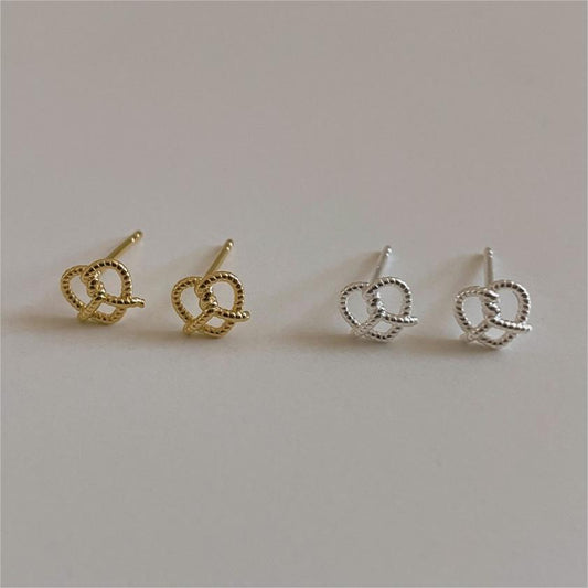 Pendientes de botón minimalistas con forma de corazón de plata de ley 925 con detalle de hilo trenzado y acabado pulido