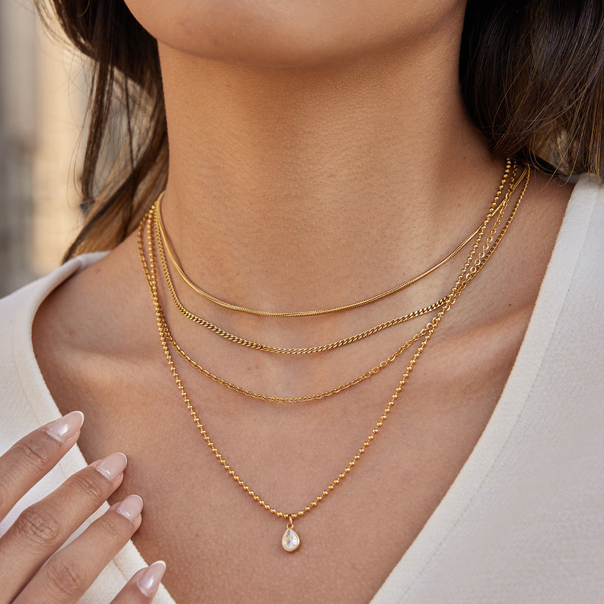 Collana con pendente geometrico minimalista in acciaio al titanio con intarsio di zirconi da donna, catena a clavicola multistrato in acciaio inossidabile placcato oro PVD sottovuoto