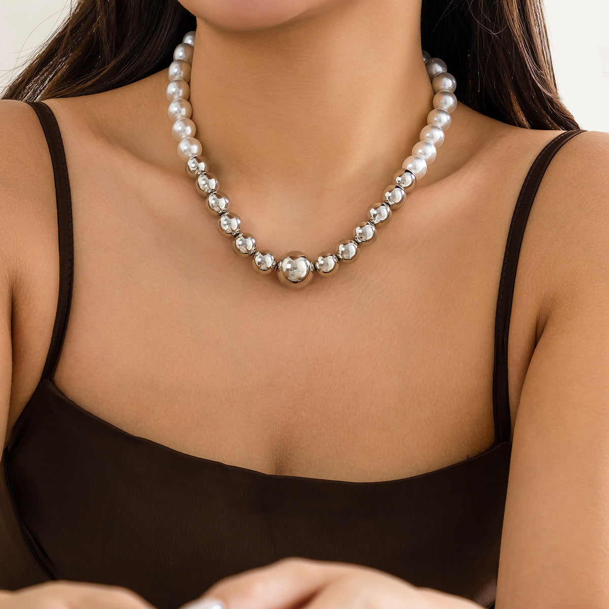 Collana Punk da Donna con Ciondolo Geometrico a Sfera in Lega Galvanizzata e Perle in Resina su Catena a Sfera