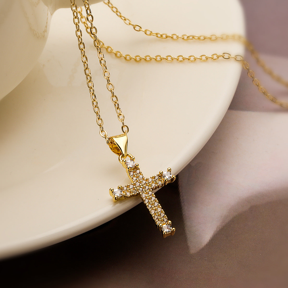 Collana con ciondolo a croce geometrica minimalista da donna in rame con zirconi completi