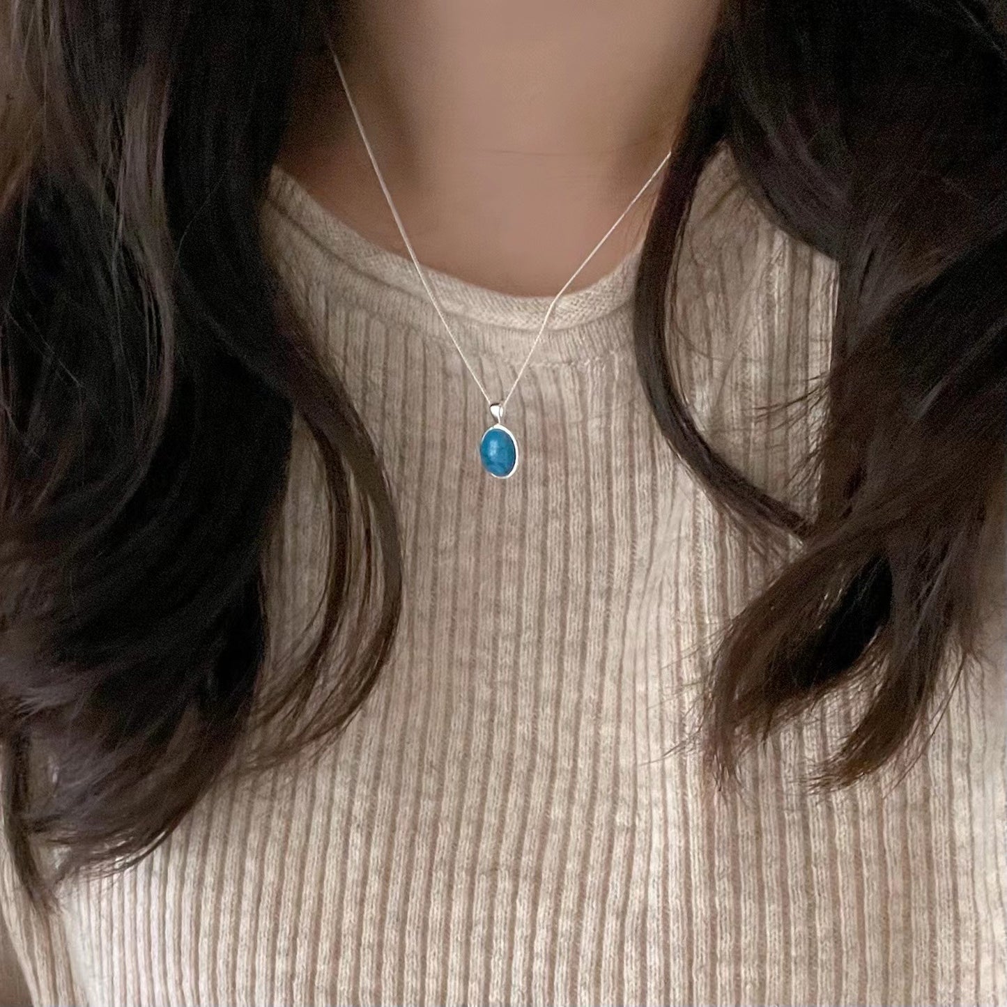 Collar con colgante geométrico minimalista de turquesa en plata de ley 925 con cadena de caja