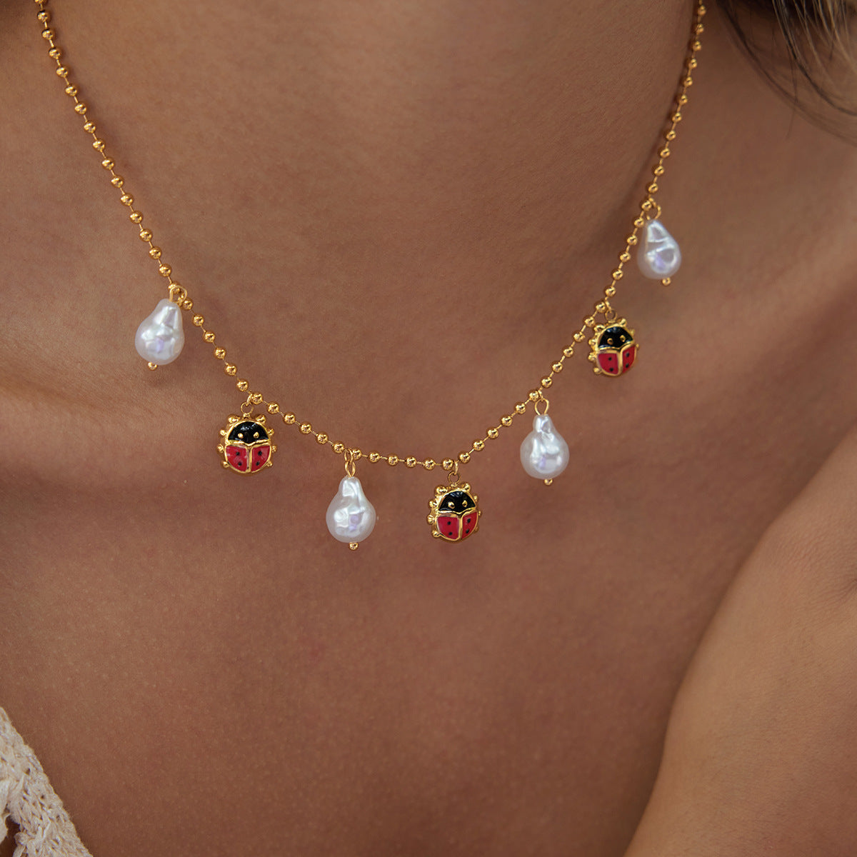Collar con colgante minimalista de mariquita y hoja para mujer, de acero inoxidable con acabado chapado