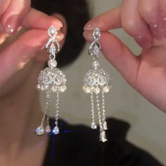 Orecchini a goccia chic con perle, intarsi in zirconi e dettagli a nappa da donna