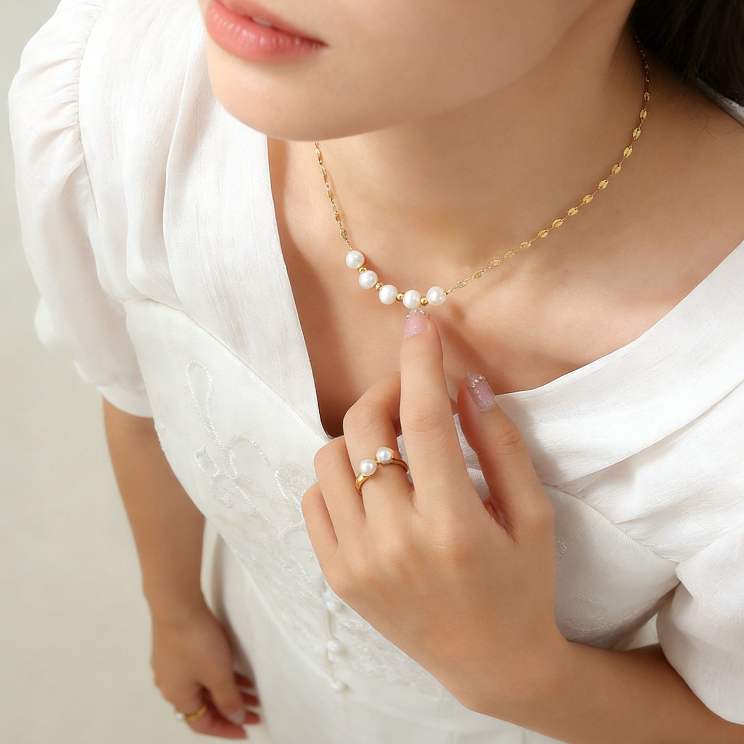 Vintage Luxury Geometric Round Stainless Steel Plated Necklace with Pearl Pendant for Women