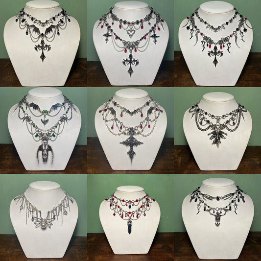 Collana Gotica con Ciondolo a Croce Geometrica e Catena in Metallo Galvanizzato per Donne