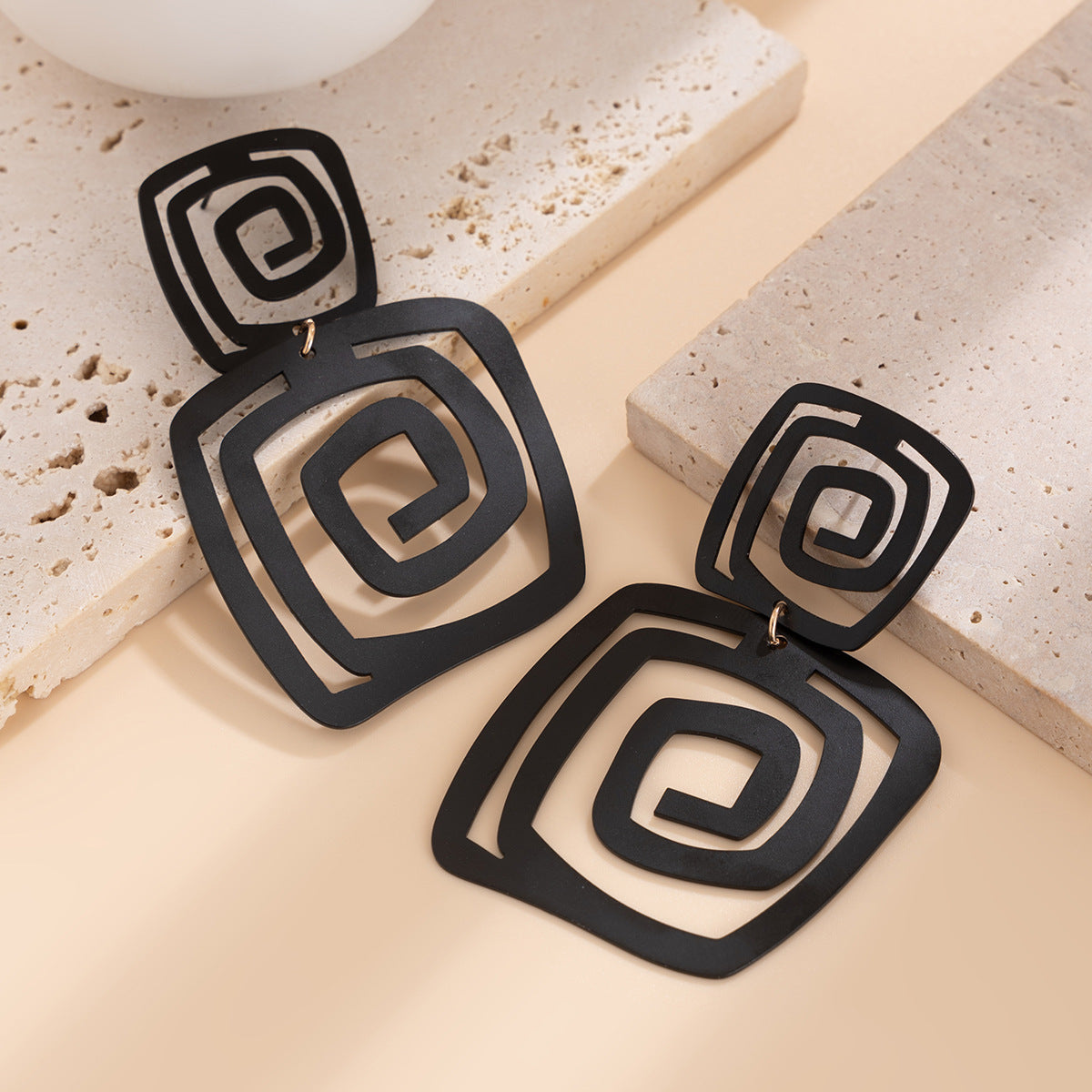 Orecchini a perno geometrici minimalisti in acciaio inossidabile con finitura smaltata, design a spirale e quadrato