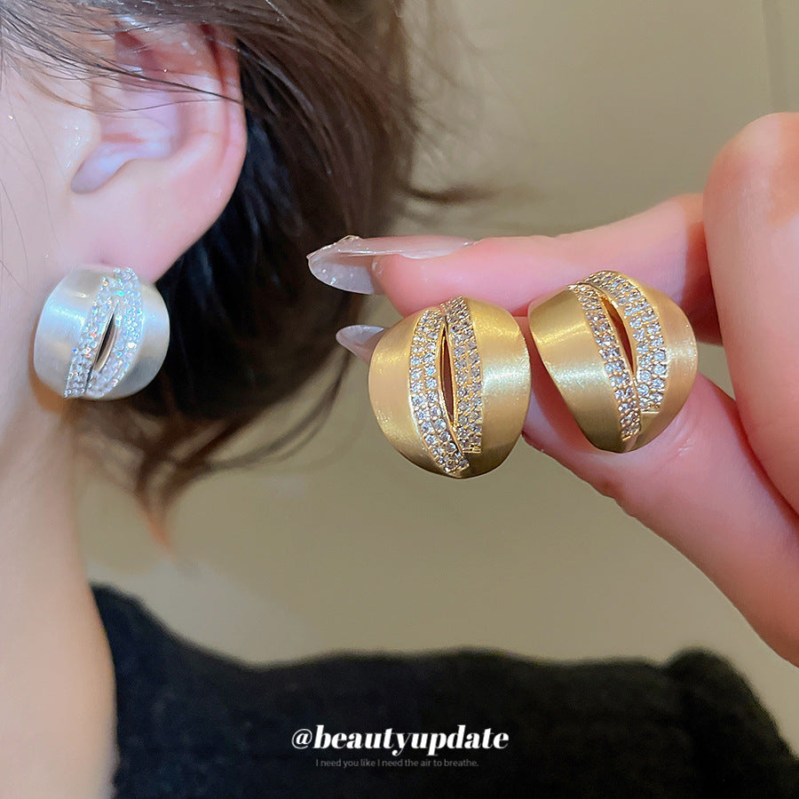 Orecchini a perno da donna minimalisti a forma di C geometrica in metallo spazzolato 18K con zirconi cubici
