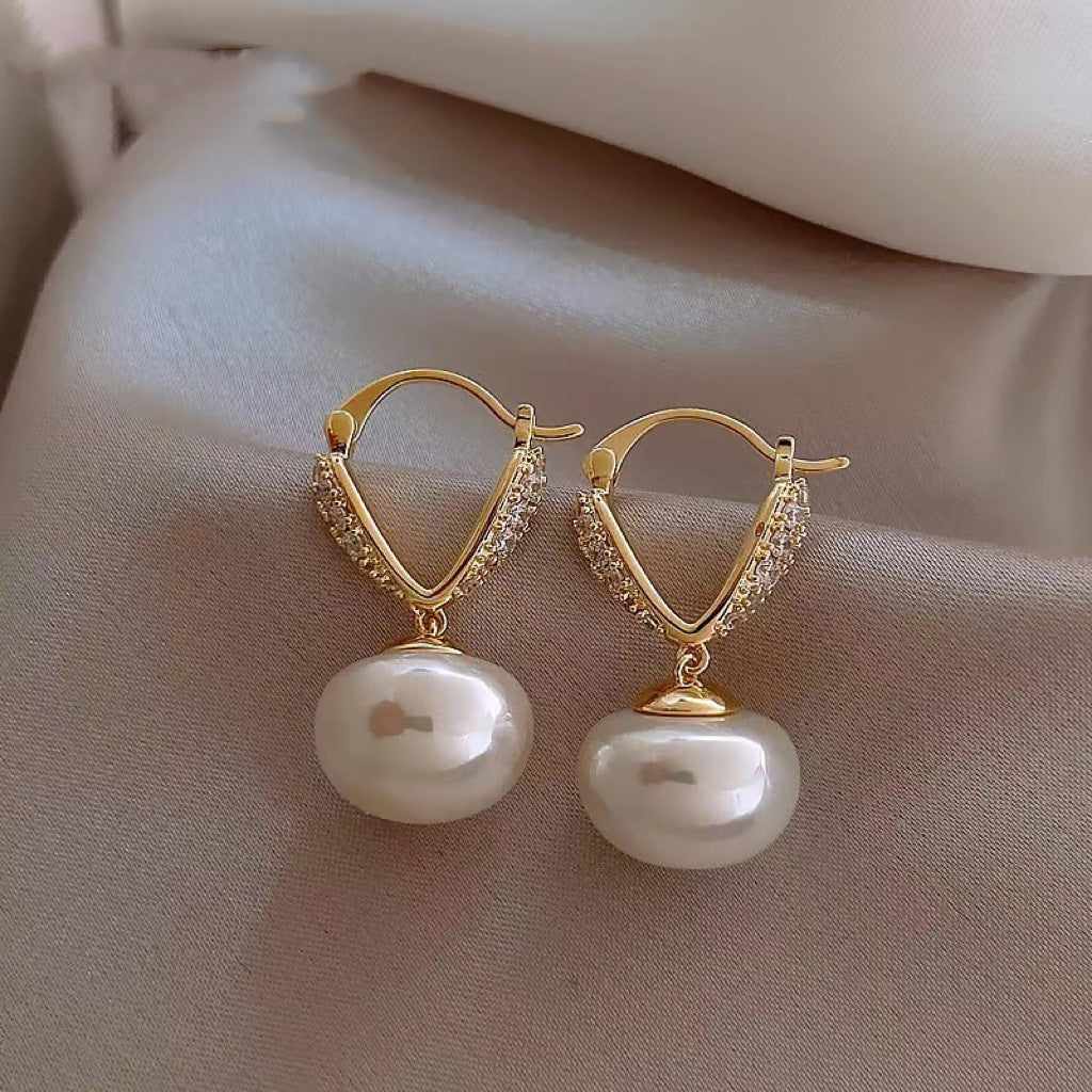 Elegantes pendientes florales de perlas con postes de plata chapados en oro para mujer