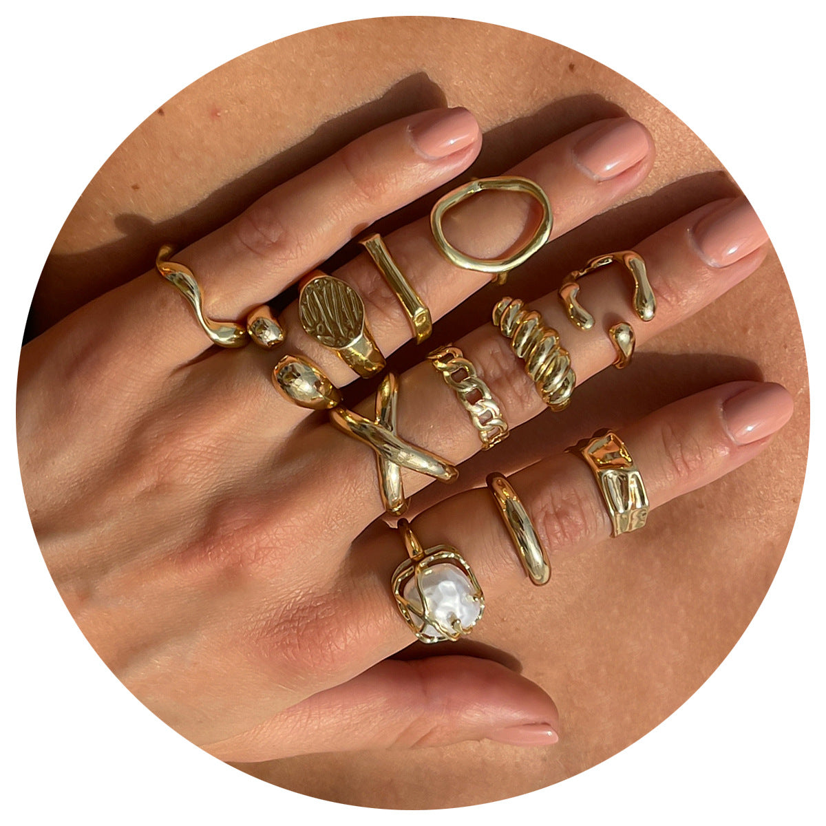 Anillo Geométrico con Nudo Trenzado Líquido de Lava para Mujer en Aleación con Acabado Chapado