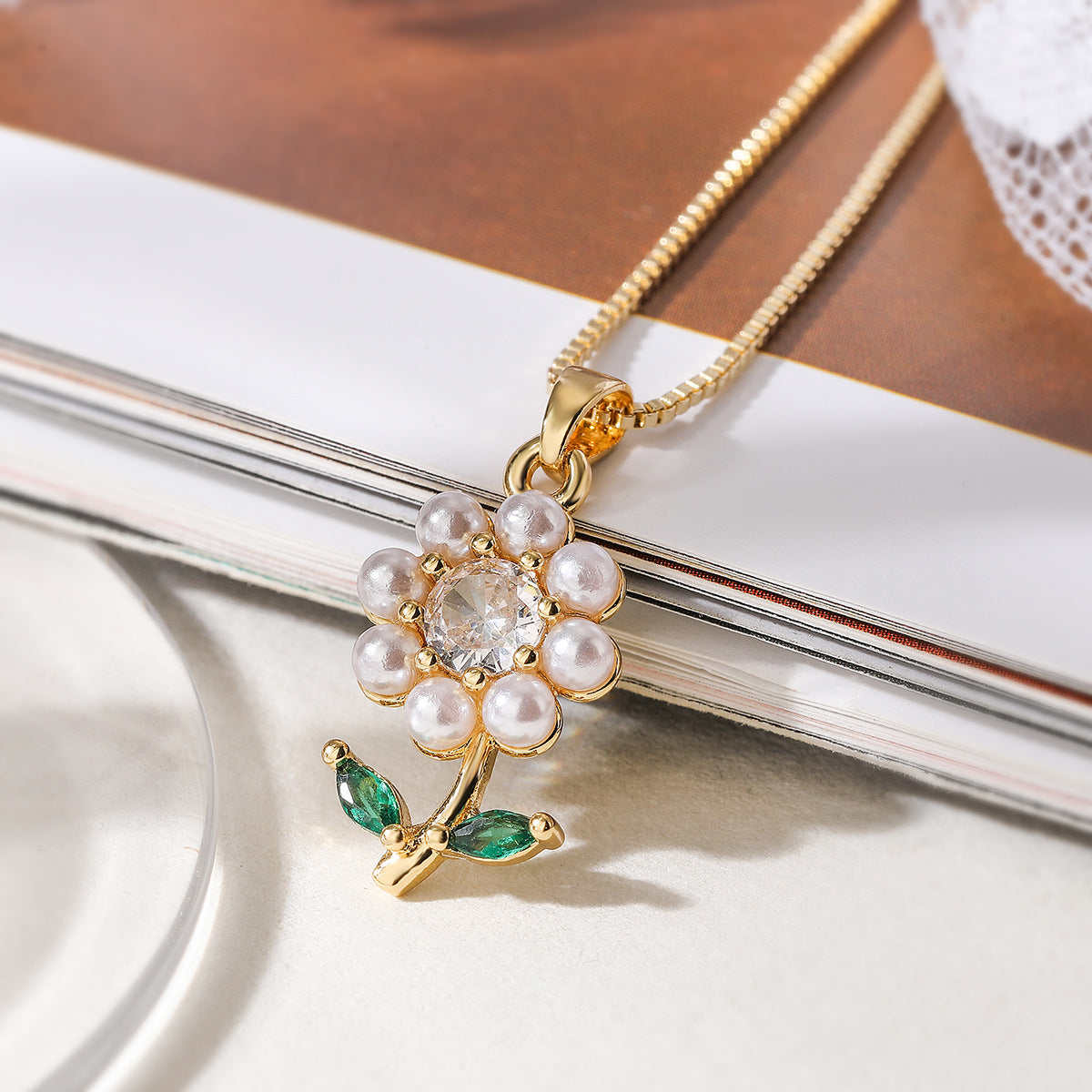 Collana Pendente Floreale Minimalista con Perle e Zirconi in Rame Placcato Oro da Donna