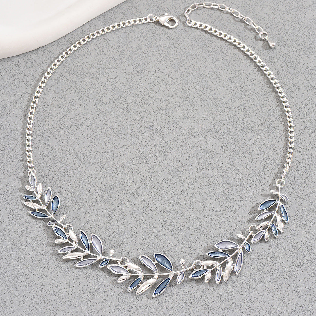 Fashionable Olive Green Leaf Pendant Necklace for Women with Alloy Pendant and Enamel Finish on Adjustable Long Chain