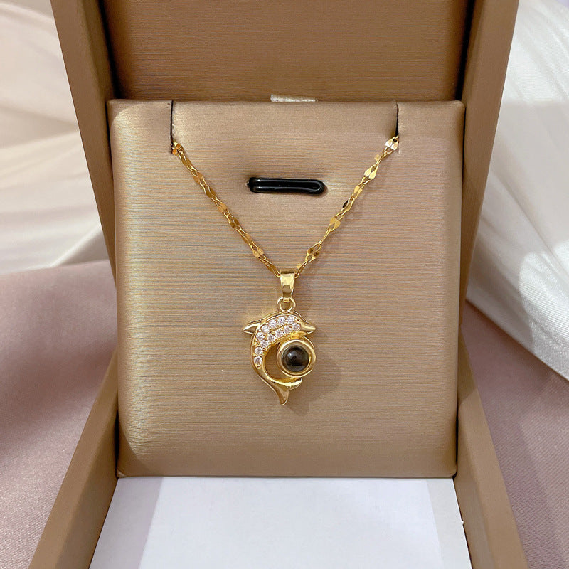 Collana da donna in acciaio al titanio a forma di delfino, stile esotico, con placcatura in oro micropavé, delicata catena clavicola dal design geometrico