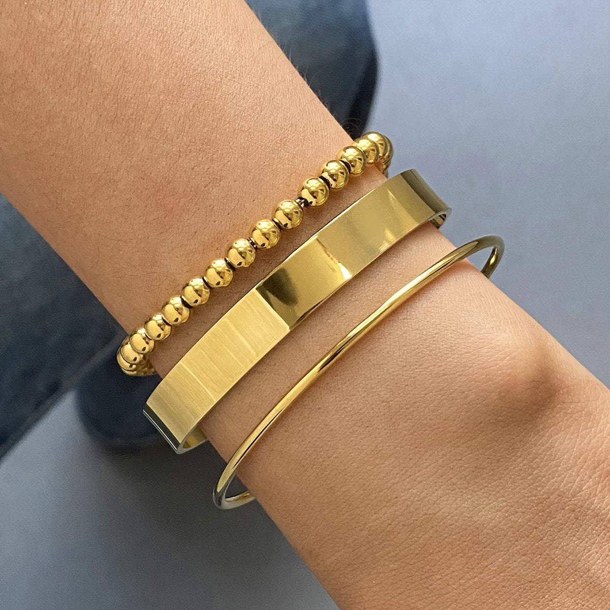 Pulsera Minimalista Geométrica de Acero Inoxidable con Cuentas y Brazalete Ajustable de Acero de Titanio Bañado en Oro de 18K