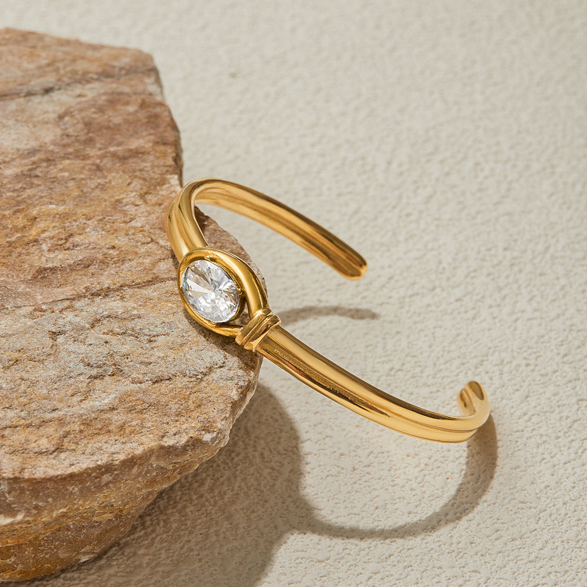 Pulsera Minimalista Geométrica de Acero Inoxidable con Acentos de Pedrería y Baño para Mujer