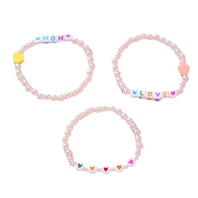 Braccialetto Bohemien per Bambini con Perline Quadrate Bianche, Ciondoli a Lettera Colorati e Accenti di Perle