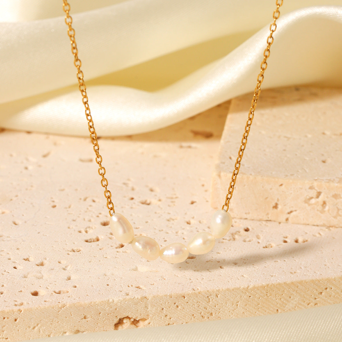 Collana con ciondolo minimalista geometrico con perle d'acqua dolce in acciaio inossidabile placcato oro 18 carati da donna