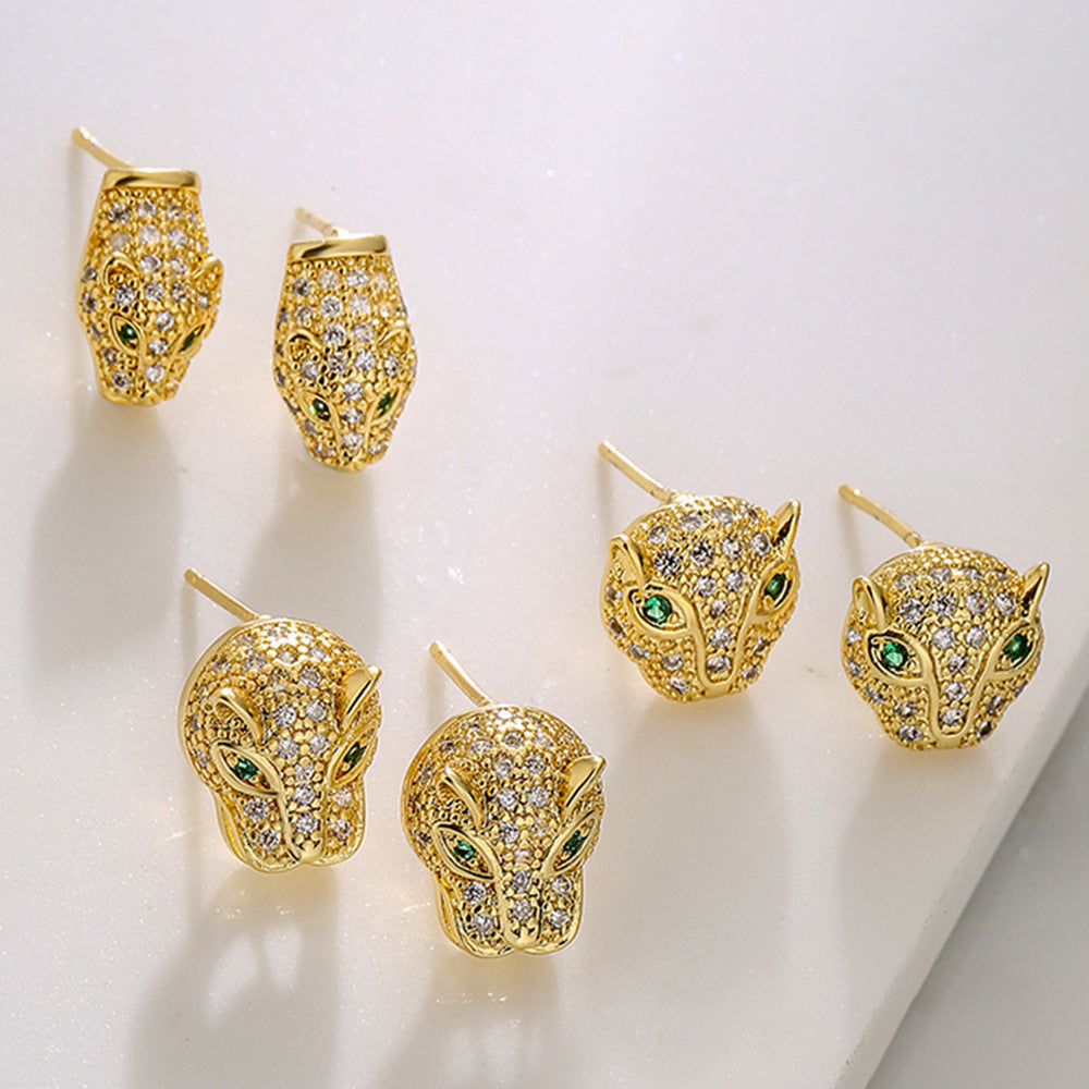 Orecchini a perno con testa di leopardo geometrica da donna, base in rame placcata in oro 18 carati e zirconi micro-incastonati