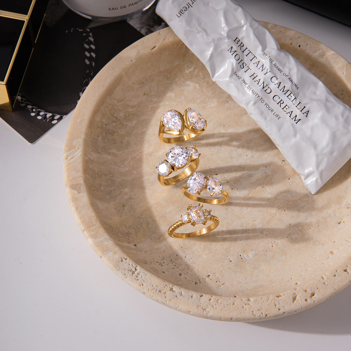 Anillo geométrico de acero de titanio con detalles de circonia para mujer, joyería de moda de acero inoxidable hipoalergénico galvanizado