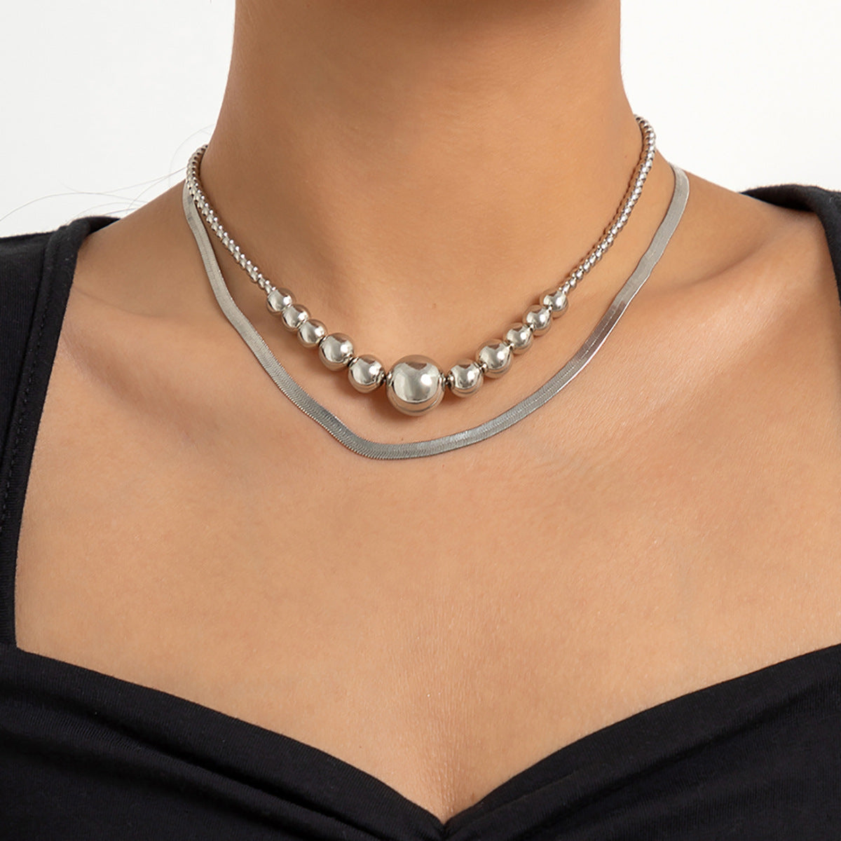 Collana Minimalista a Doppio Strato con Catenina a Serpente e Perline Rotonde Geometriche per Donna con Metallo Placcato e Ciondolo in Resina
