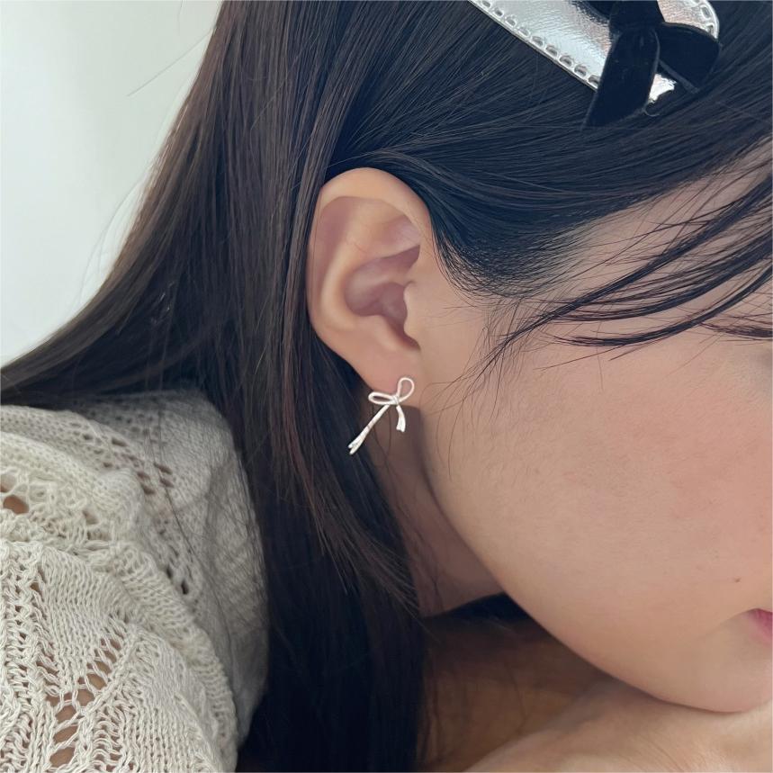 Pendientes minimalistas de lazo en plata de ley 925 con baño para mujer