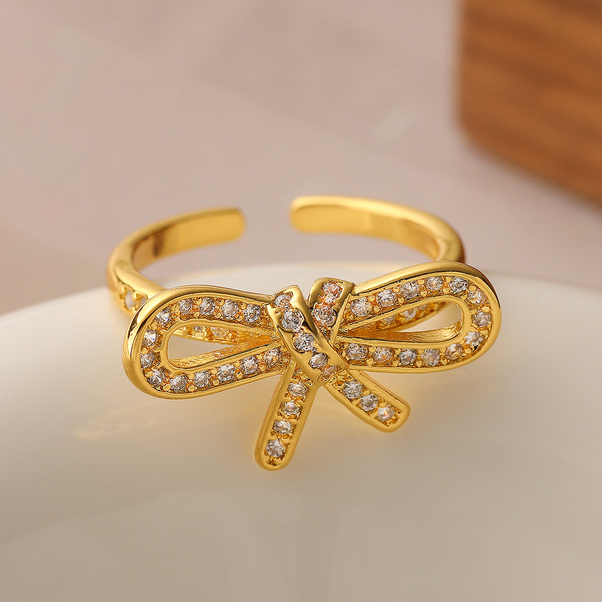 Anello in rame alla moda con placcatura in oro 18 carati e fiocco di zirconi, regolabile, con forma geometrica e incastonatura micro-pavé, da donna