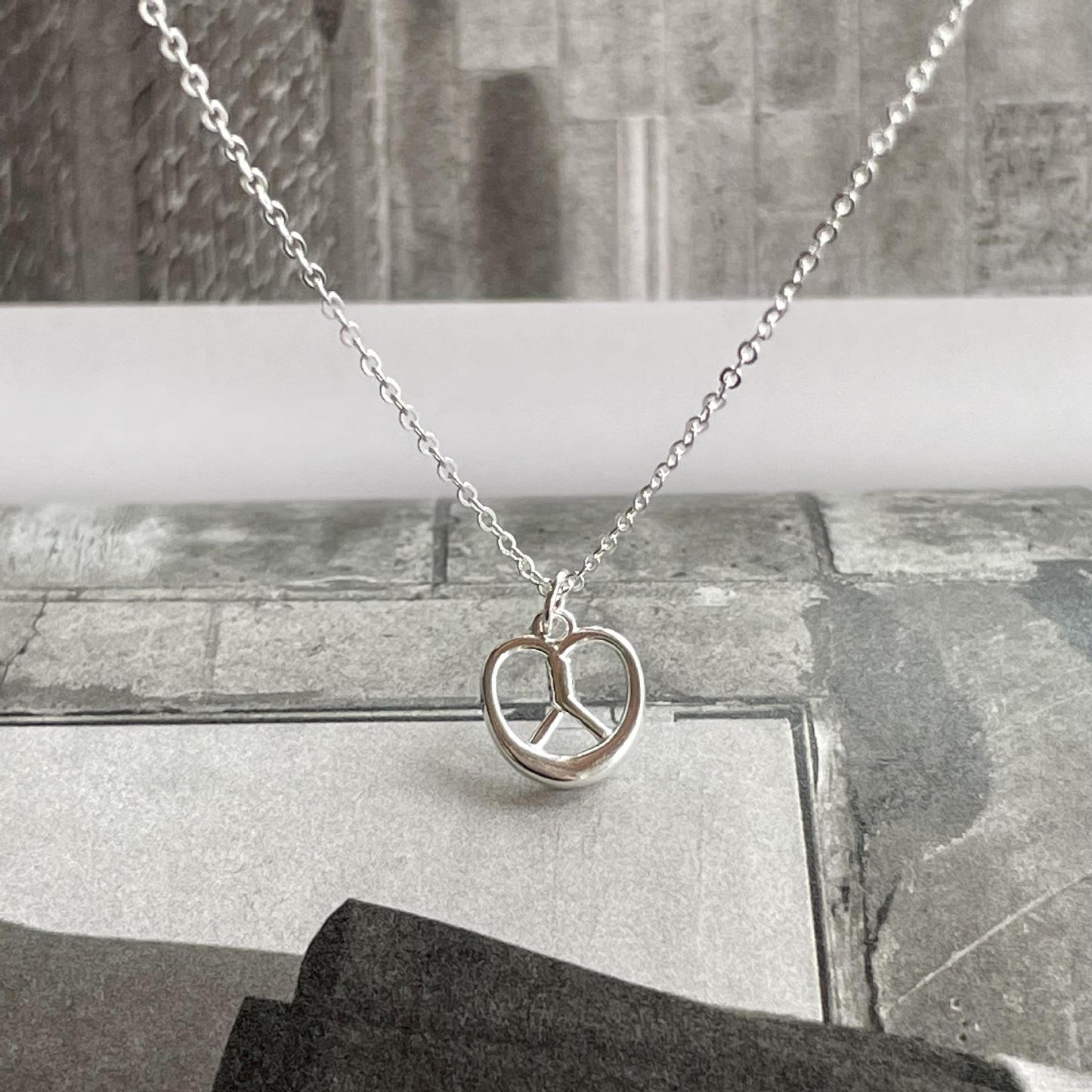 Collana con Pendente Nodo Geometrico Minimalista per Acqua Alcalina in Argento Sterling 925 con Finitura Placcata