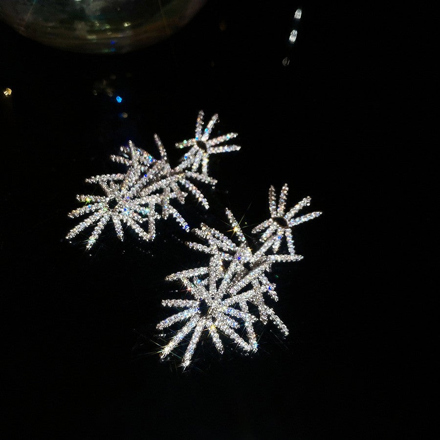 Orecchini a perno minimalisti a stella con perle e accenti di zirconi, su perni in acciaio ipoallergenico